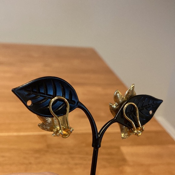 Vintage rhinestone earrings.  Leaf pattern with quality rhinestones.  Clip-on - Picture 3 of 4